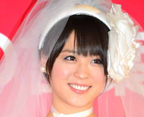 北乃きい、プロポーズされた経験アリ!? 純白ドレスで美しい鎖骨を披露