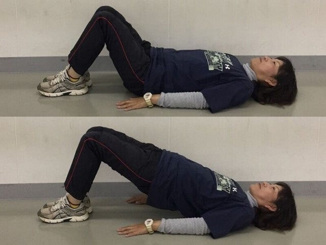 寝転がった状態からお尻を上げると生理時特有の腰痛改善が期待できる