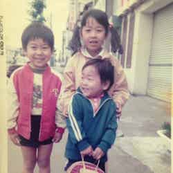 （左から）長谷川雅紀、長谷川の姉、弟 ／幼少期（C）日本テレビ