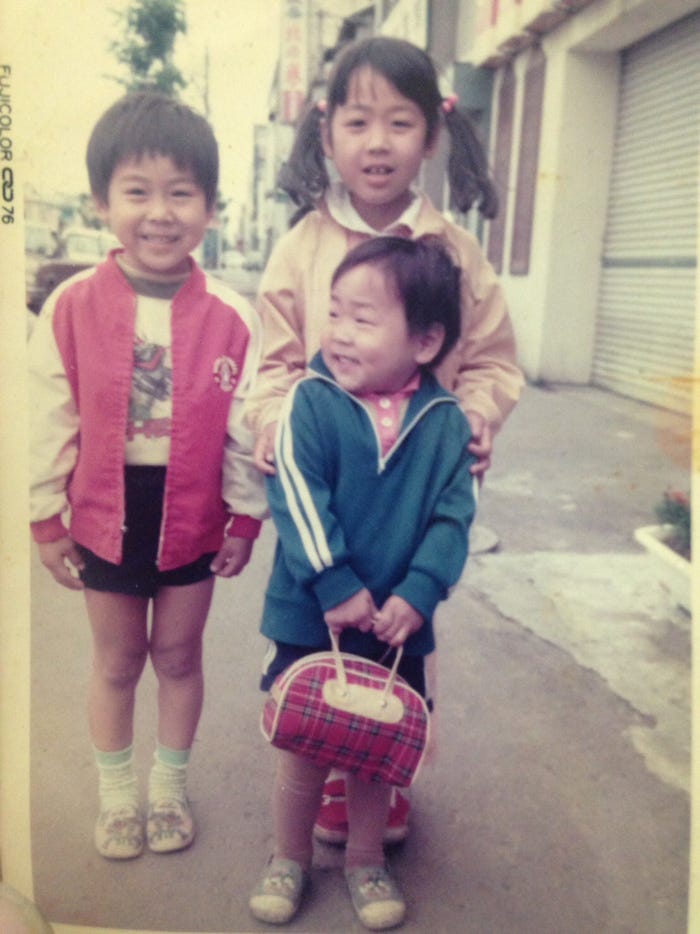 (左から)長谷川雅紀、長谷川の姉、弟 /幼少期(C)日本テレビ