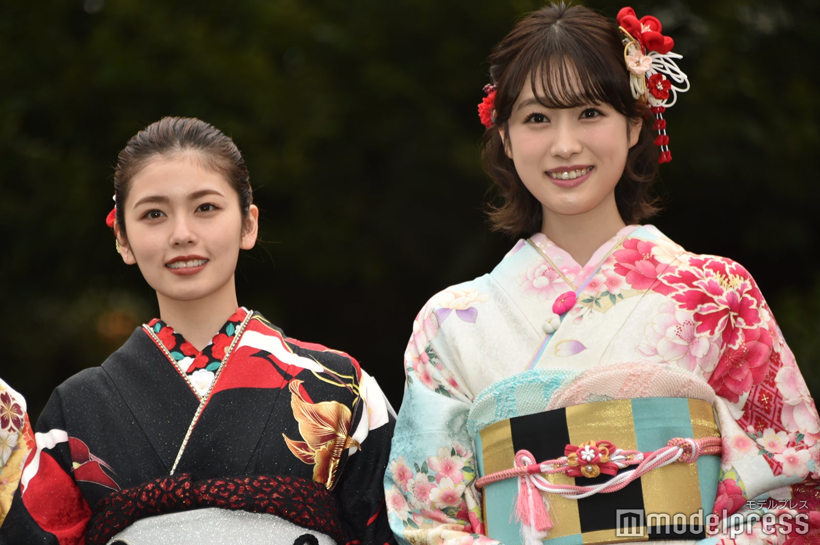 「オスカープロモーション2023年新春晴れ着撮影会」に出席した小芝風花、高橋ひかる（C）モデルプレス