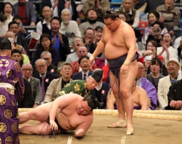 大相撲の観客マナー問題、豊昇龍の立ち合い瞬間にスマホ着信音鳴り響く、控えの弓取り力士「ビックリして焦りました」