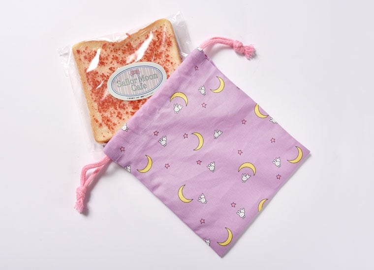 育子ママ特製♡うさぎちゃんのお
寝坊食パン（オリジナル布団柄巾
着付）\1,000（税抜）（C）武内直子・PNP・東映アニメーション