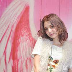 モデルプレス - 瑛茉ジャスミンのステージ裏に密着!“まるで天使”な美貌にファン虜