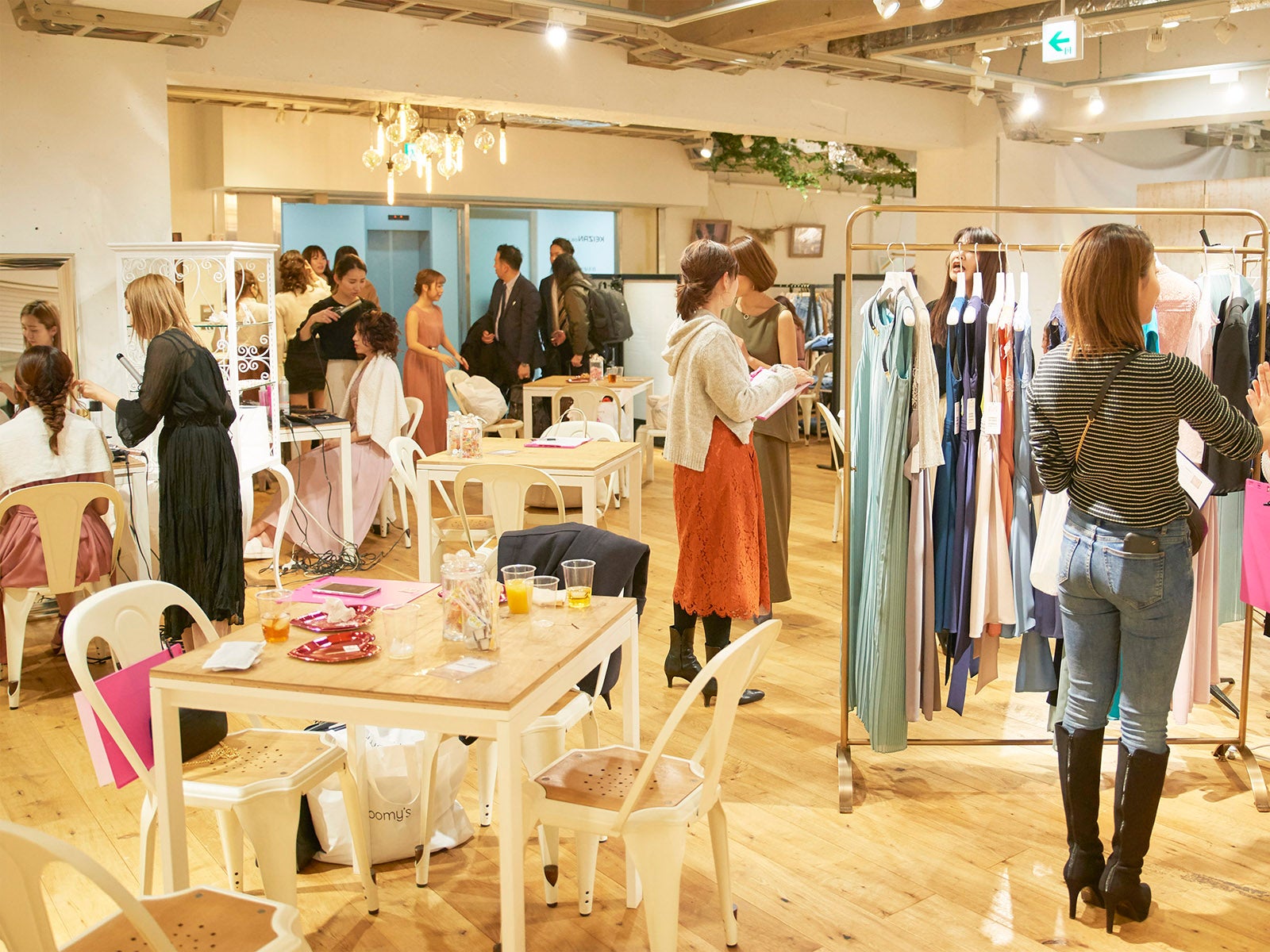 賑わいを見せる会場内