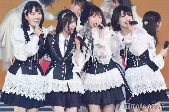 後方、「LOVE修行」にまぎれていた大島優子/梅田綾乃、岩立沙穂、峯岸みなみ、相笠萌「峯岸みなみ卒業コンサート~桜の咲かない春はない~」(C)モデルプレス