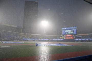 「球場がプールみたいになってる」DeNA-阪神 豪雨で横浜スタジアムが前代未聞の状況に 30分遅延発表→約25分後に一転して中止に