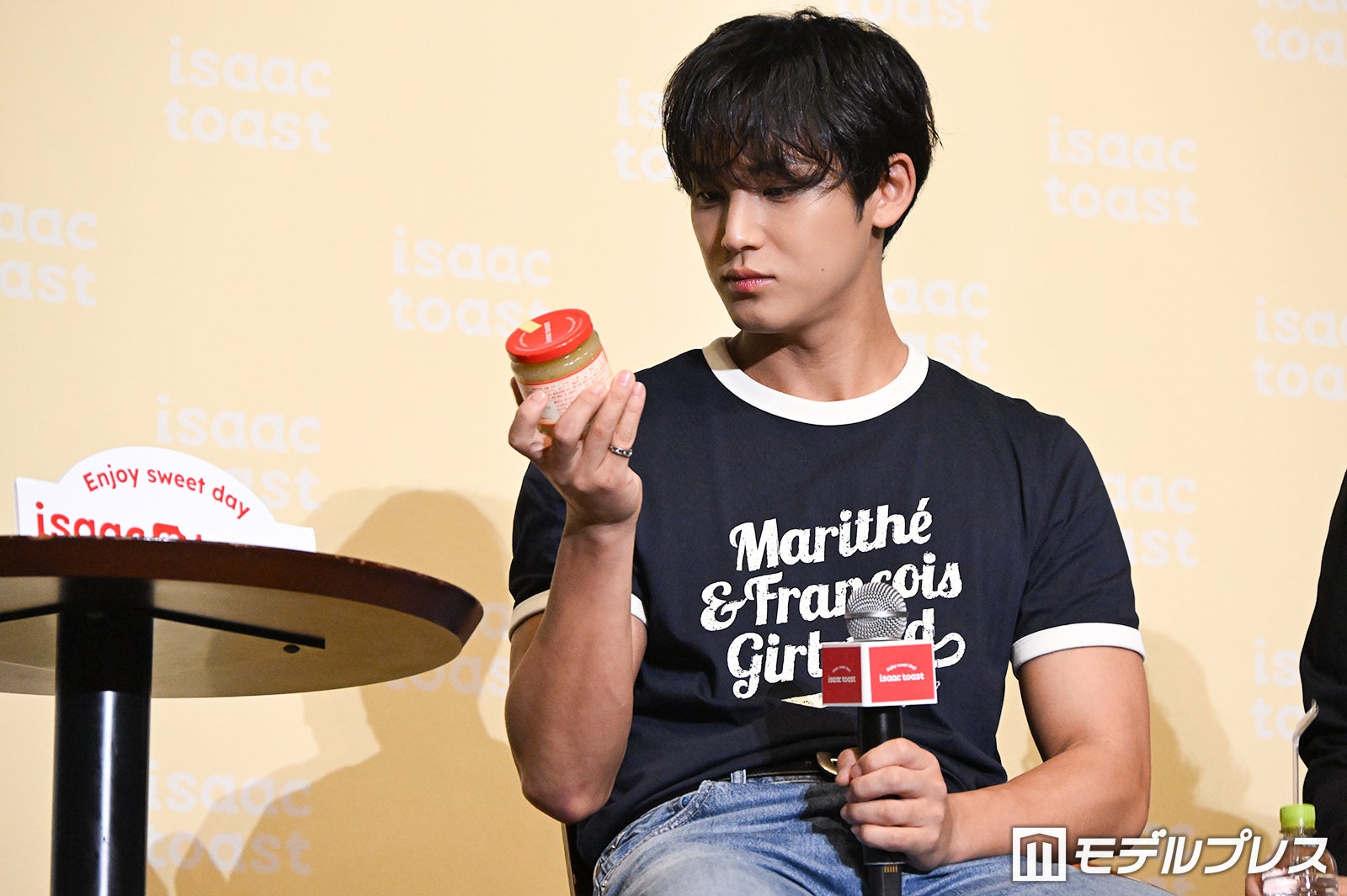突然トーストソースを見つめるMINGYU（ミンギュ）（C）モデルプレス