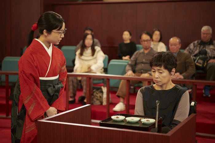 上白石萌音、かとうかず子「法廷のドラゴン」第5話(C)「法廷のドラゴン」製作委員会