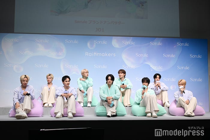 個性あふれる座り方でくつろぐJO1(C)モデルプレス