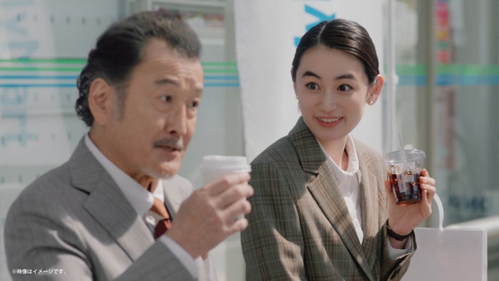 吉田鋼太郎＆八木莉可子、ファミマ新CMで初の先輩・後輩役 コミカルな掛け合い披露