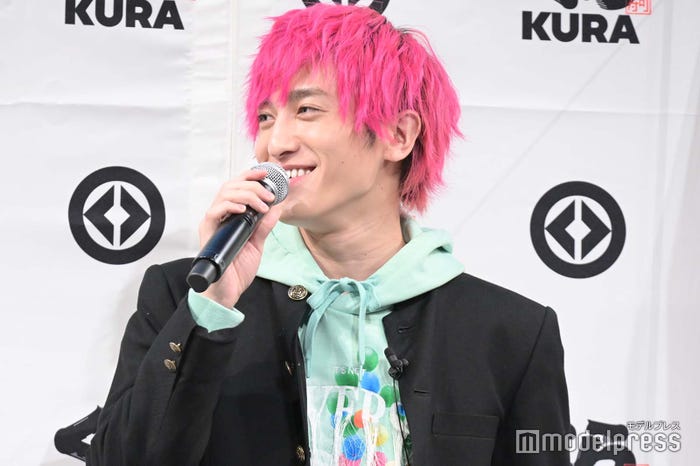 ピンクカラーの兼近大樹(C)モデルプレス