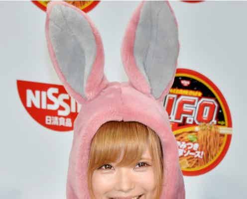 益若つばさ、共演者も興奮のミニスカバニーに変身