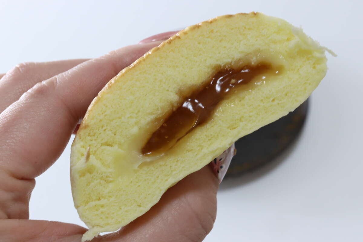 森永製菓監修　バター香るホットケーキまん　ファミリーマート　断面