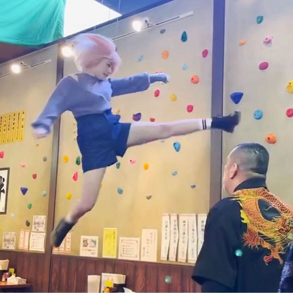 橋本環奈「バイオレンスアクション」飛び蹴りオフショットに「かっこいい」「凄すぎる」の声