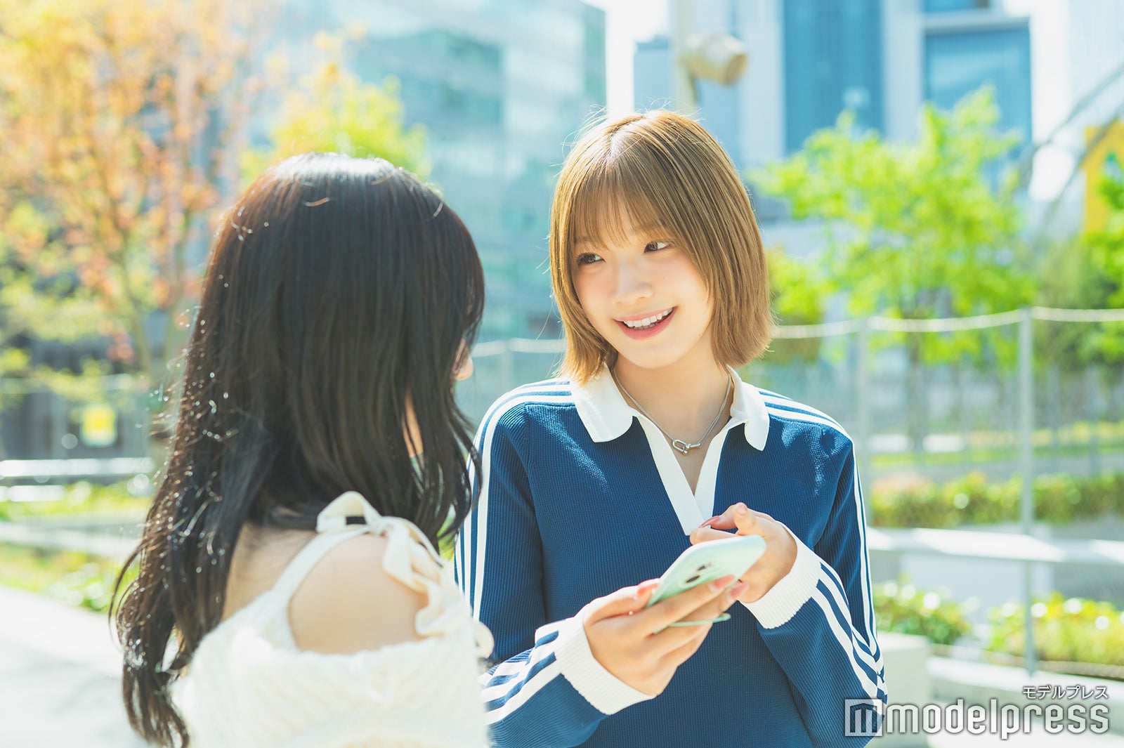 向かう場所を相談（C）モデルプレス