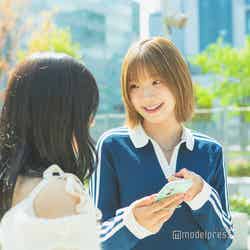 向かう場所を相談(C)モデルプレス