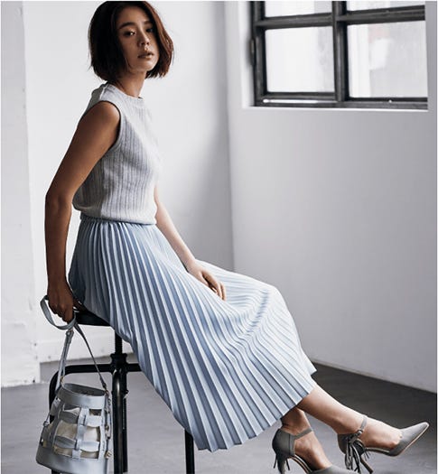 プリーツスカート ¥5,900/アパートバイローリーズ(アダストリア)、ノースリーブトップス ¥6,500/バンヤードストーム(アダストリア)、ピアス ¥6,750/アビステ、編み込みバッグ ¥11,000/Noela、フリンジパンプス ¥9,000/TONAL(C)TOPLOG