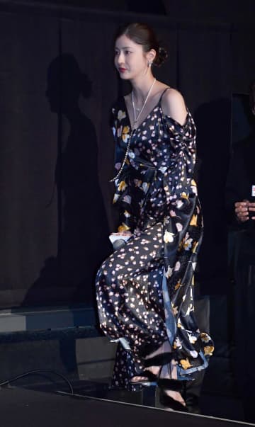 松本若菜 魅惑の肩出しドレスが妖艶すぎて 大泉洋も「ただ、ただ会いたかった」