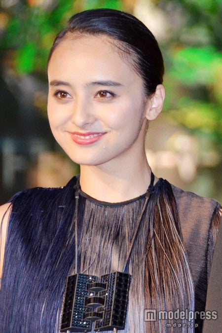 石田ニコル、タイトワンピで美脚を披露