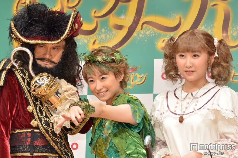 ミュージカル「ピーターパン」に出演する（左から）橋本じゅん、唯月ふうか、仁藤萌乃