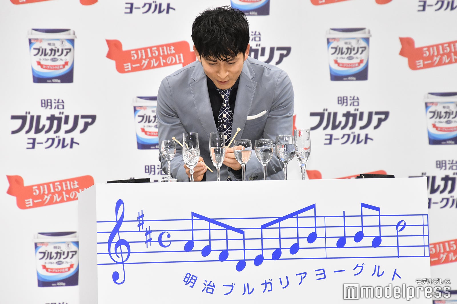 グラスグロッケンに挑戦する可愛い岡田准一（C）モデルプレス