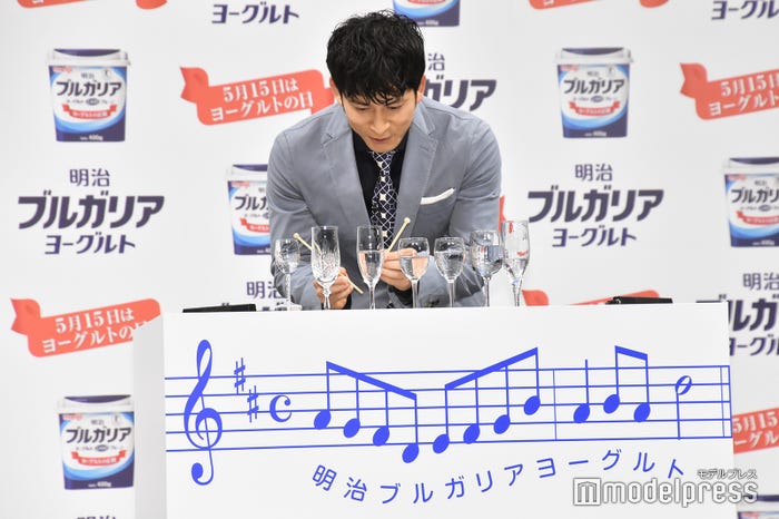 グラスグロッケンに挑戦する可愛い岡田准一(C)モデルプレス