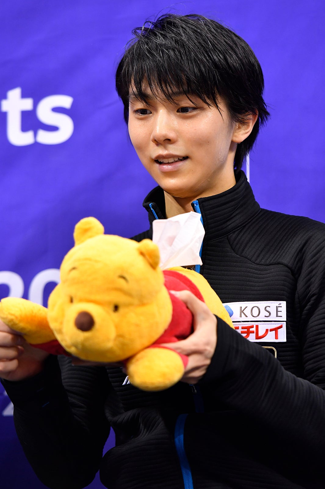 平昌入りの羽生結弦、ティッシュケースに注目集まる “プーさん”から“苺