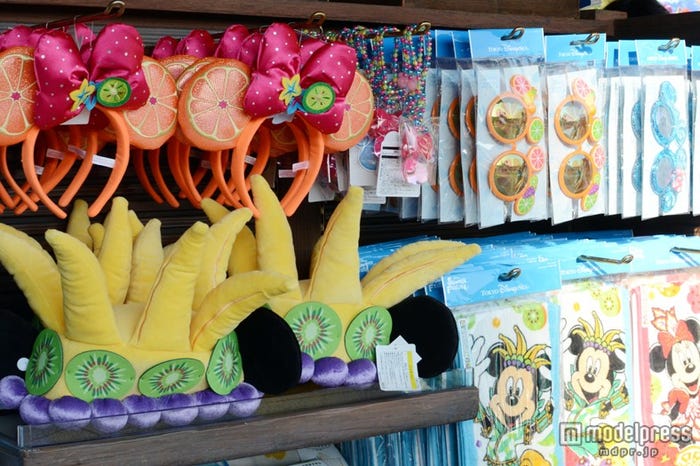 ファンキャップ ¥2800、カチューシャ ¥1800、ファッション用グラス ¥1500