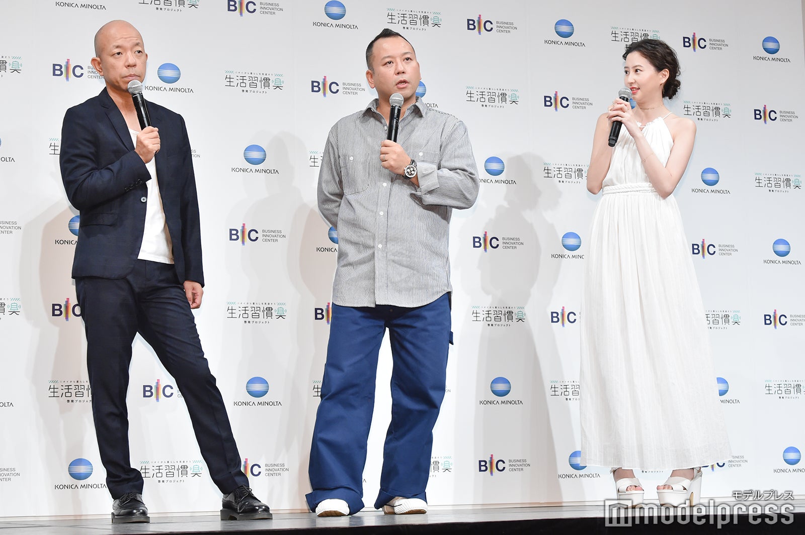 （左から）小峠英二、西村瑞樹、河北麻友子（C）モデルプレス