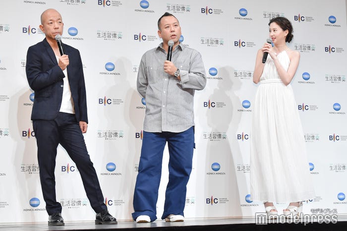 (左から)小峠英二、西村瑞樹、河北麻友子(C)モデルプレス