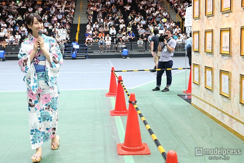 メンバーが書いた色紙を眺める松井玲奈（C）AKS