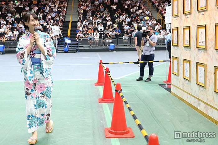 メンバーが書いた色紙を眺める松井玲奈(C)AKS