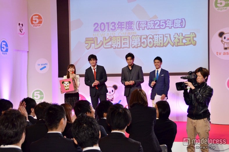 テレビ朝日の2013年度入社式の様子（左から）島本真衣アナウンサー、伊藤英明、坂口憲二、加藤泰平アナウンサー