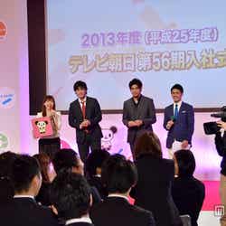 テレビ朝日の2013年度入社式の様子(左から)島本真衣アナウンサー、伊藤英明、坂口憲二、加藤泰平アナウンサー