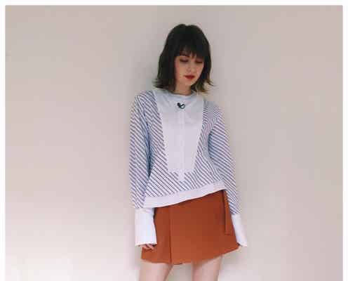 マギー、ミニスカで生足披露 スレンダー美脚に「とても綺麗」「うっとり」