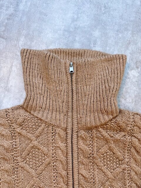 GUケーブルニットブルゾンの襟元