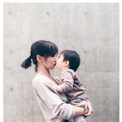 安田美沙子と愛息子のキスショット／安田美沙子オフィシャルブログ（Ameba）より