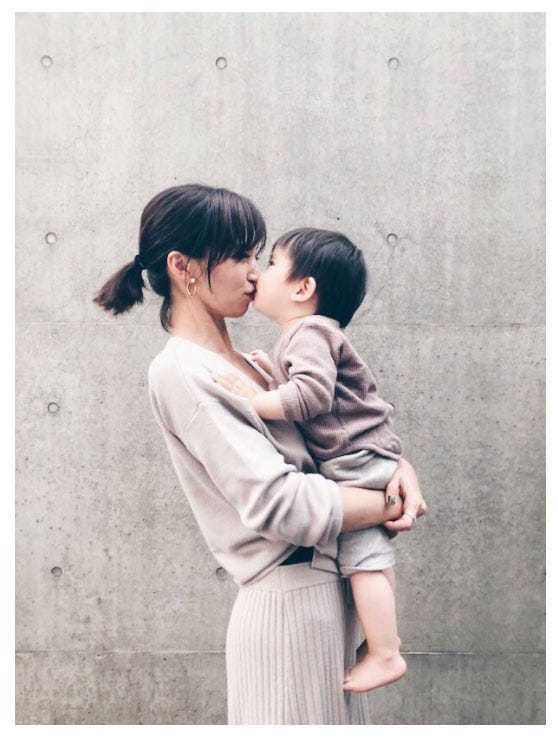 安田美沙子と愛息子のキスショット/安田美沙子オフィシャルブログ(Ameba)より