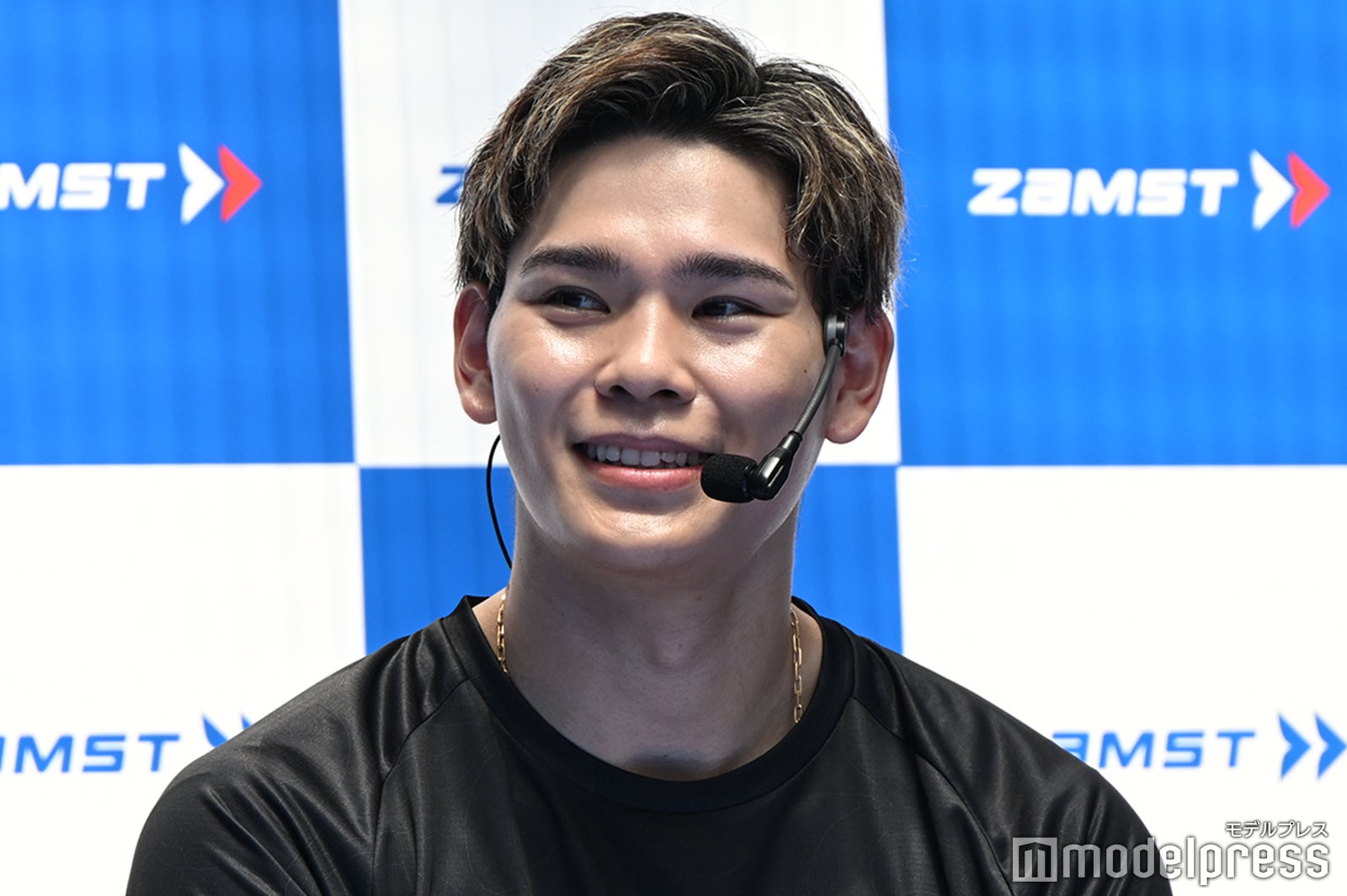 バレー西田有志選手、⼆⼦⽟川の街中で技披露 サービス精神で会場魅了