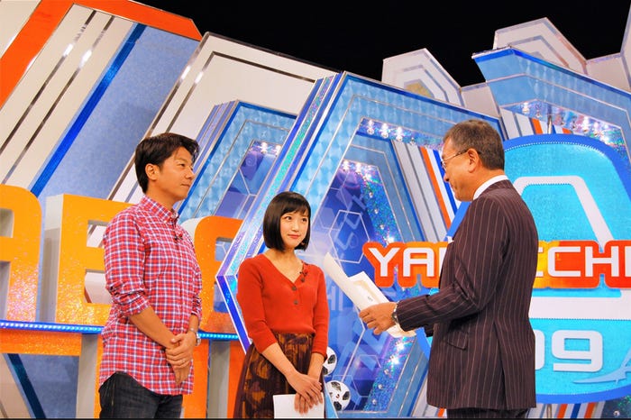 村井満チェアマンから感謝状を渡される進藤潤耶アナと竹内由恵アナ (C)テレビ朝日