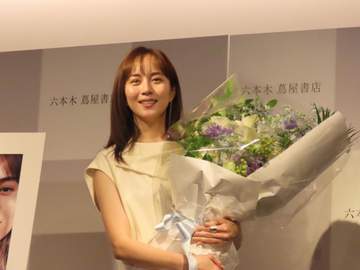 40歳・比嘉愛未「皆さまへの心からのラブレターと言いますか」初のエッセー集「またね。」発売会見