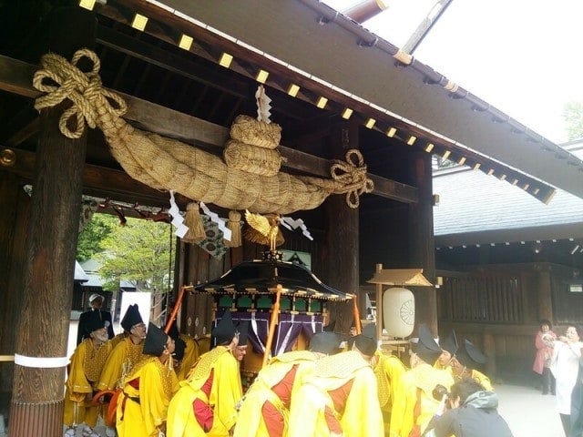 神門から出陣する神輿