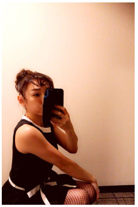 加護亜依、SEXYな“ミニスカ×網タイツ”姿に反響