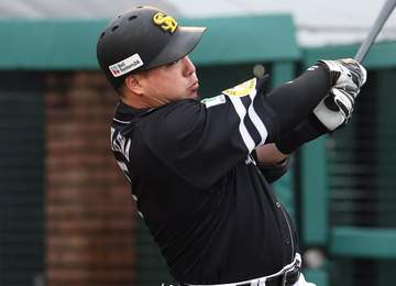 ソフトバンク・山川 エスコン天井直撃の珍ファウル