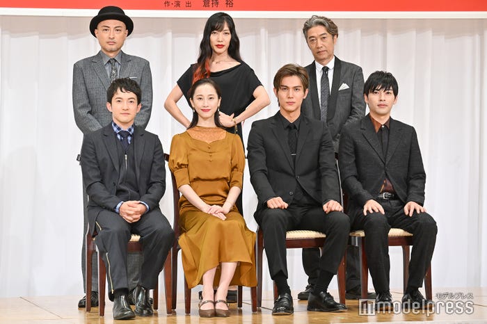 (後列左から)山内圭哉、中村中、池田成志(前列左から)浅利陽介、松井玲奈、中川大志、福本雄樹 (C)モデルプレス