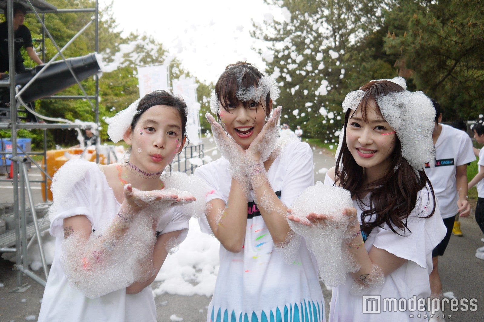 “走る美女モデル”チームが泡まみれに　新感覚の体験に興奮