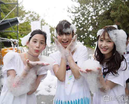 “走る美女モデル”チームが泡まみれに 新感覚の体験に興奮