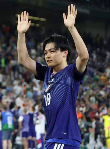 W杯から帰国の上田綺世 母校を訪問 おしゃれ過ぎる私服姿に「かっこ良い♥」「なんちゅう」