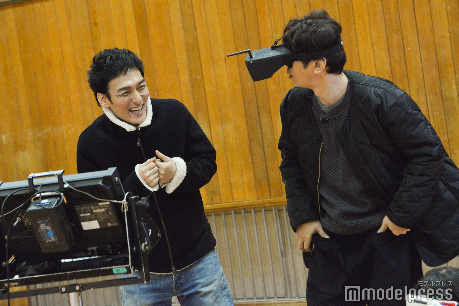 少年のように盛り上げる草なぎ剛、ユースケ・サンタマリア （C）モデルプレス